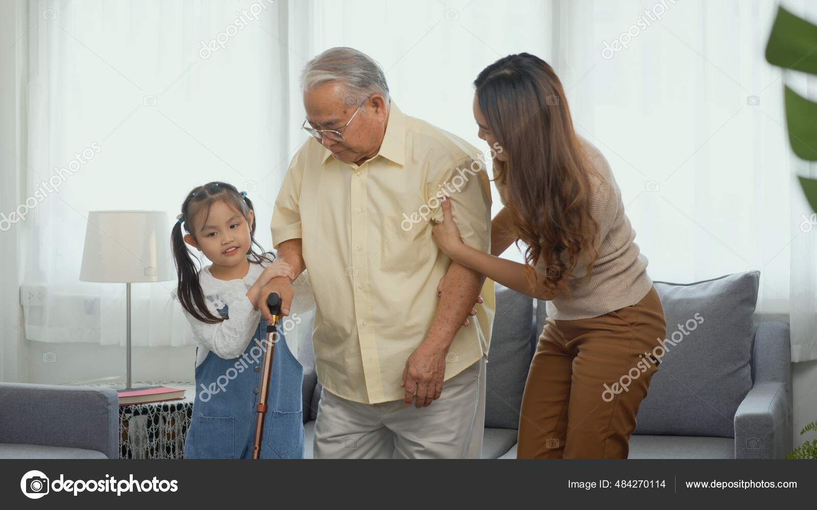 Familia Asiática Hija Nieta Cuidan Apoyo Abuelo Que Está Sufriendo:  fotografía de stock © sorapopu@ #484270114 | Depositphotos