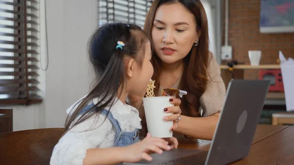 Família Asiática Jovem Mãe Sua Filhinha Sorrindo Usando Computador Portátil — Fotografia de Stock