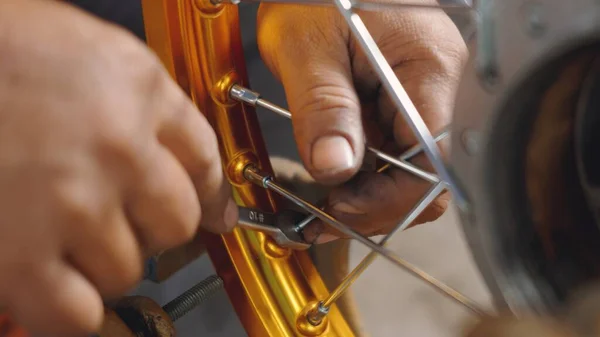 오토바이 바퀴를 조작하는 기술자는 모터사이클 포크스 도구에 — 스톡 사진