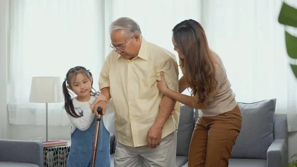 Famiglia Asiatica Figlia Nipote Prendersi Cura Nonno Che Soffre Dolore — Foto Stock