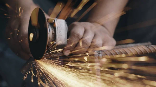 Hombre Trabajador Que Usa Molienda Corte Eléctricos Rueda Estructura Acero — Foto de Stock