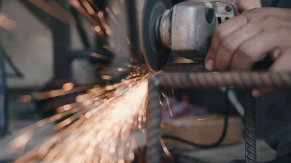 Hombre Trabajador Que Usa Molienda Corte Eléctricos Rueda Estructura Acero — Foto de Stock