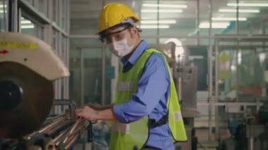 Fabrika sanayi işçileri üniforma giyer, güvenlik kaskları takar sonra mühendislik yapar. Şimdi dinlenme ve birbirini öğle yemeğine davet etme zamanı.