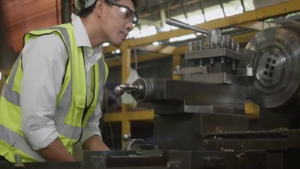 Aziatische Professionele Werktuigbouwkundige Bediening Man Dragen Uniform Bril Veiligheid Werken — Stockvideo