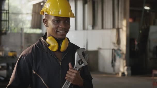 Retrato Americano Industrial Negro Joven Trabajador Sonriendo Con Casco Amarillo — Vídeo de stock