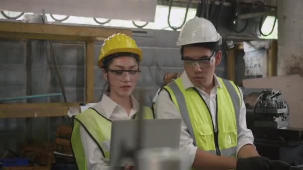 Asiático Profissional Engenheiro Mecânico Mulher Operação Homem Vestindo Uniforme Hardhat — Vídeo de Stock