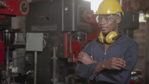 Πορτρέτο Αμερικανός Βιομηχανικός Μαύρος Νεαρός Εργάτης Χαμογελώντας Κίτρινο Κράνος Μπροστά — Αρχείο Βίντεο