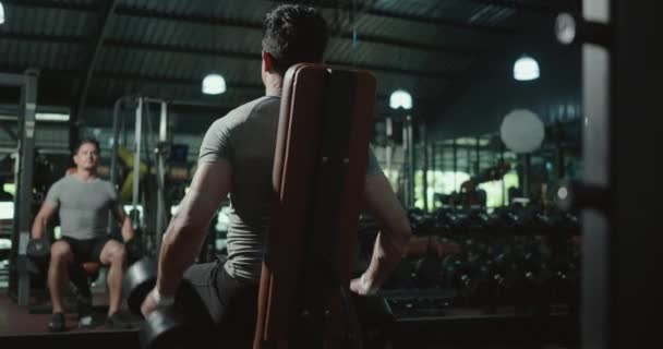 Visão Preta Homem Muscular Cara Levantando Dois Halteres Durante Treino — Vídeo de Stock