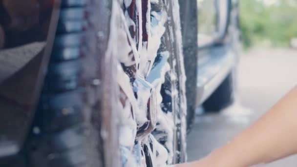 泡布洗浄車の合金ホイールと労働者の手車の洗浄 車のケア洗浄きれいなサービスコンセプト — ストック動画