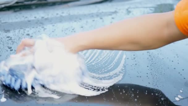 Mano Dell Uomo Operaio Con Shampoo Schiuma Tessuto Lavaggio Cofano — Video Stock