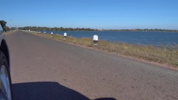 Fuera Velocidad Del Coche Que Corre Carretera Hay Depósito Lado — Vídeos de Stock