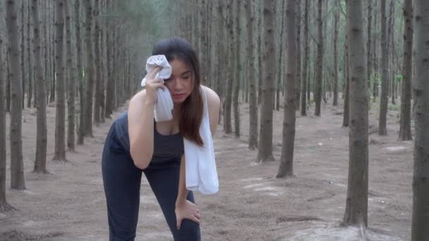 Femme Fatiguée Après Course Fitness Dans Parc Rue Matin Été — Video