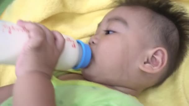 Bébé Asiatique Buvant Lait Lit Petit Enfant Nourrissant Lait Poudre — Video