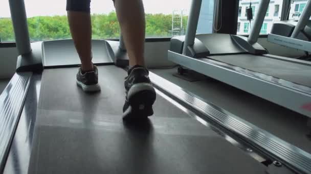 Close Sportschoenen Vrouw Gespierde Benen Voeten Tijdens Het Hardlopen Loopband — Stockvideo