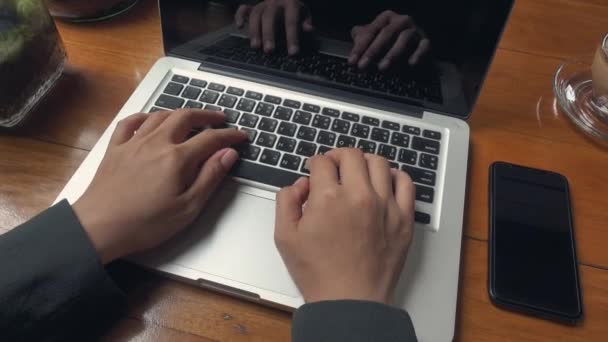 Закрывая Руку Бизнесвумен Клавиатуру Ноутбуке Работает Онлайн Дома Женщина Блогер — стоковое видео