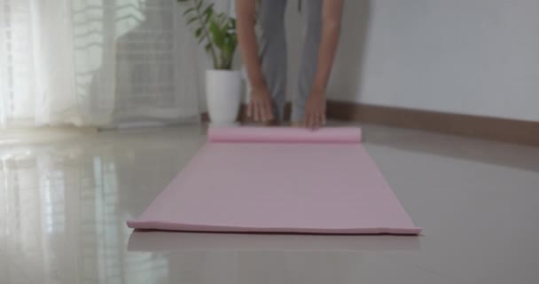 Hombre Que Rueda Estera Rosada Del Yoga Antes Después Preparación — Vídeo de stock