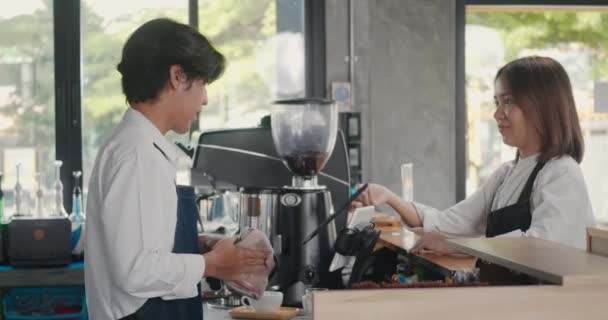 Joven Hermosa Mujer Hombre Guapo Barista Usando Delantales Hablando Juntos — Vídeos de Stock