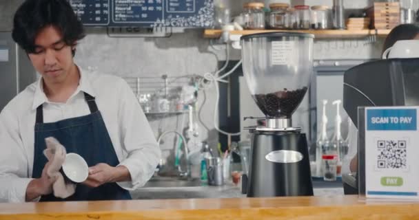 在咖啡店柜台边工作的年轻英俊男子 身穿围裙 是店主小企业的理念 — 图库视频影像