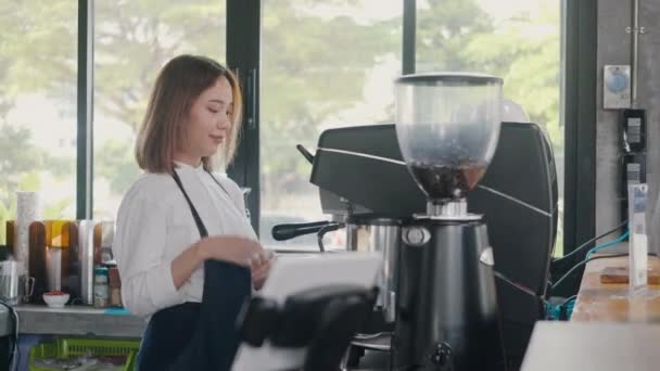 커피숍 카운터에서 일하는 앞치마를 바리스타는 개념을 가지고 — 비디오