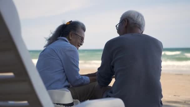 Felice Famiglia Asiatica Coppia Anziana Seduta Sedie Con Spalle Sulla — Video Stock