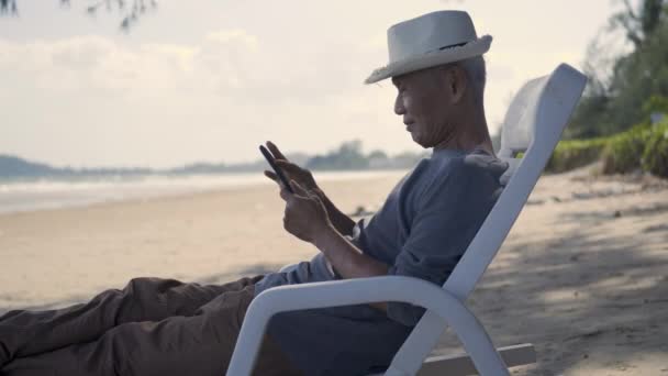 Senior Muž Sedí Židlích Těší Čas Pláži Cestování Dovolenou Pomocí — Stock video