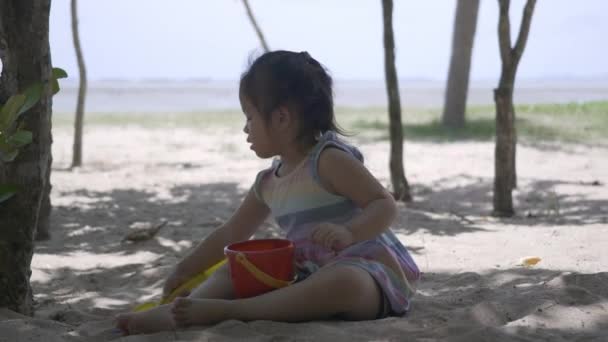 Ευτυχισμένο Κοριτσάκι Παίζει Άμμο Στο Θέρετρο Τροπική Παραλία Για Διακοπές — Αρχείο Βίντεο