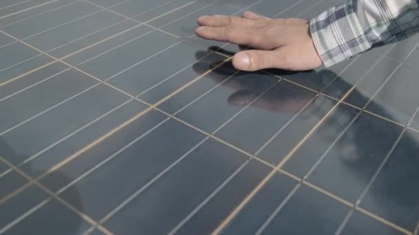 Zblízka Ruky Strojníka Zkontroluje Provoz Slunce Čistotu Fotovoltaických Solárních Panelů — Stock video