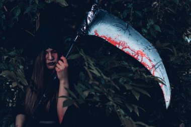 Hayalet kadın portresi, cadılar bayramı konseptini tırpanlıyor.