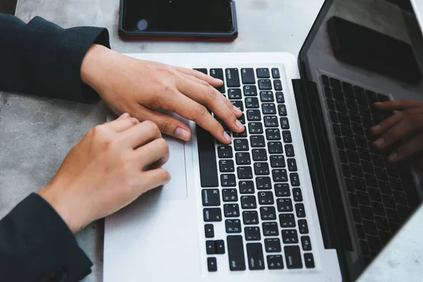 Affärskvinna Använder Sin Dator Laptop Skrivbordet Omgiven Naturen — Stockfoto