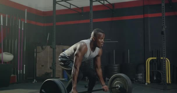 Muskulöser Junger Schwarzer Mann Trainiert Mit Einer Schweren Langhantel Männlicher — Stockvideo