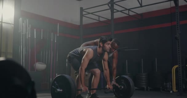 Muskulöser Junger Kaukasischer Mann Beim Ausfalltraining Mit Langhantelgewichten Fitnessstudio Club — Stockvideo