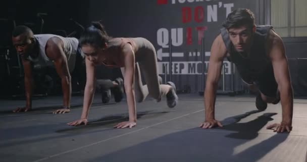 Três Grupo Muscular Jovem Caucasiano Homem Mulher Asiática Fazendo Risos — Vídeo de Stock