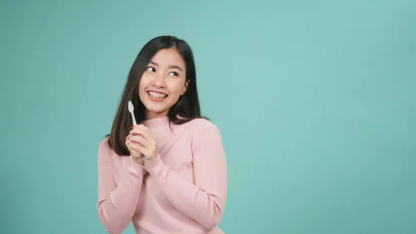 Asyalı Genç Güzel Bir Kadın Gülümsüyor Diş Fırçalarken Müzik Dinliyor — Stok fotoğraf