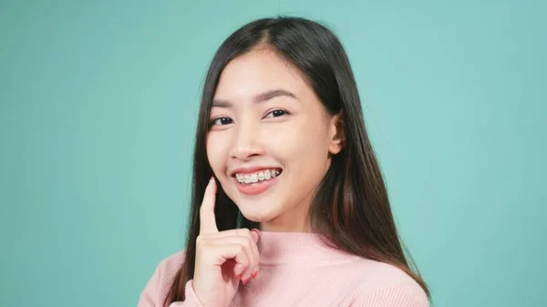 肖像若いアジアの美しい女性の笑顔の歯の青の背景に隔離された上でシリコーン歯列矯正家臣を着用し 取り外し可能なブレースの後に歯を保持ツール 歯科衛生と健康の概念 — ストック写真