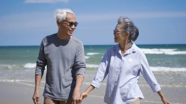 하늘로 해변에서 아시아인 어르신들 연인들 낭만적 노인들은 여행을 즐기고 부부에게 — 스톡 사진