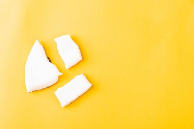 Mutlu hindistan cevizi günü konsepti, taze hindistan cevizi grubu parçaları, sarı arka planda izole edilmiş stüdyo fotoğrafları.