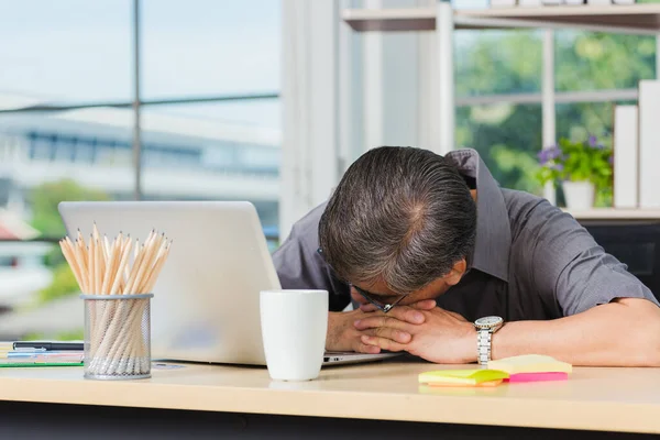 Hombre Negocios Asiático Cansado Exceso Trabajo Que Duerme Sobre Ordenador —  Fotos de Stock