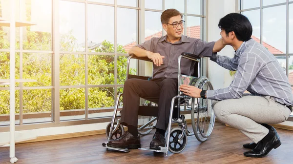 Empresário Asiático Sênior Com Deficiência Cadeira Rodas Discutir Interação Com — Fotografia de Stock