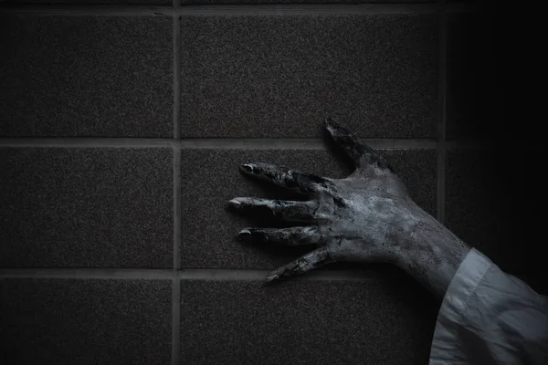 Χέρι Της Γυναίκας Φάντασμα Ανατριχιαστικό Άγγιγμα Στον Τοίχο Έχουν Χώρο — Φωτογραφία Αρχείου