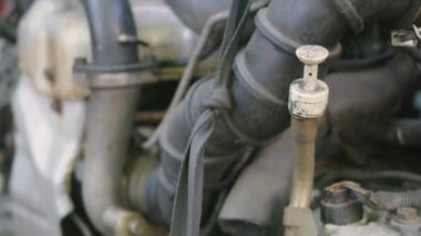 Radyatör araba enkazının paslı Hulk enkazı kısmen makine motoru, eski metal terk edilmiş araba