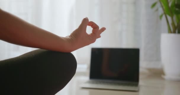 Online Yoga Öğreten Kadının Ilk Adımı Evde Oturma Odasında Spor — Stok video