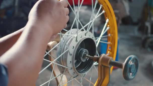 Homem Técnico Trabalhando Roda Motocicleta Tem Raios Tecer Nova Roda — Vídeo de Stock