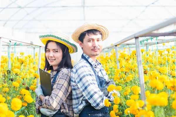 Porträt Bäuerin Junge Frau Und Mann Arbeiter Lächelnd Uniform Stehend — Stockfoto