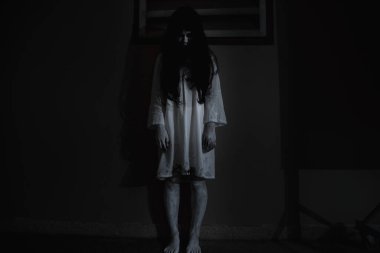 Kadın hayalet korkusu dik dik bakan gözleriyle, cadılar bayramı konseptiyle yüzleşir.