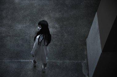 Ev inşaatı altında kadın hayaleti korkusu, cadılar bayramı konsepti