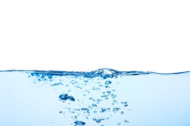 Hava kabarcıklı açık mavi su dalgası ve biraz da su altı, beyaz arka planda izole edilmiş stüdyo çekimi. Sıvının soyut temiz yüzeyi