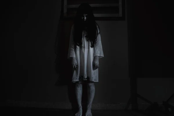 女の幽霊ホラー顔彼女の立って見て目 ハロウィンの概念 — ストック写真