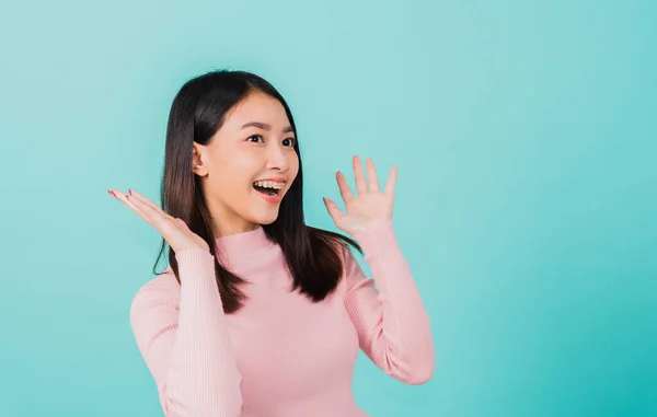 Mutlu Genç Asyalı Güzel Kadın Gülümseyen Silikon Diş Telleri Takıyor — Stok fotoğraf