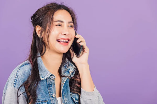 Woman Confident Smiling Phone Call Smartphone — Foto Stock