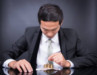 İşadamı Yığını Masaya Altın Para Ekle